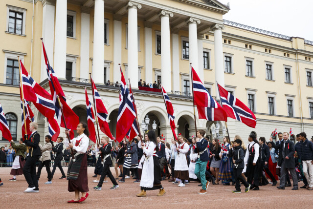 GOD STEMNING: Tradisjonen tro hilste kongefamilien på barnetoget som går foran slottet. Foto: NTB scanpix GOD STEMNING: Tradisjonen tro hilste kongefamilien på barnetoget som går foran slottet. Foto: NTB scanpix